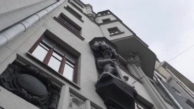 Heykeller sokak manzaralı evin ön cephesinde