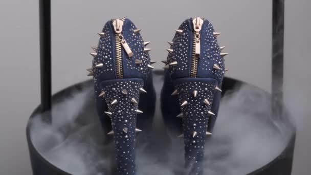 Zapatos Mujer Azul Con Púas Pie Sobre Mesa — Vídeo de stock