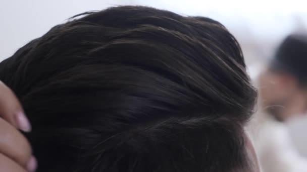 Kobiece Dłonie Fryzjera Tworzą Męską Stylizację Włosów Zbliżenie — Wideo stockowe