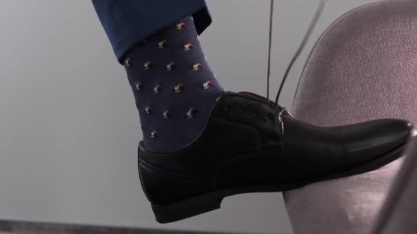 Omul Care Leagă Șireturile Pantofilor Aproape — Videoclip de stoc