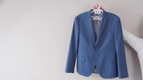 男人在衣架上露出蓝色的夹克 — 图库视频影像