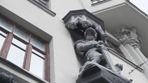 Skulpturen Der Hausfassade Von Der Straße Aus — Stockvideo