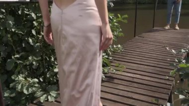 Bej elbiseli genç bir kızın bacakları.