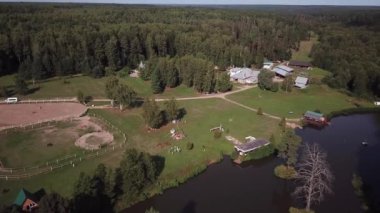 Yeşil ormanın yakınındaki dinlenme merkezi.