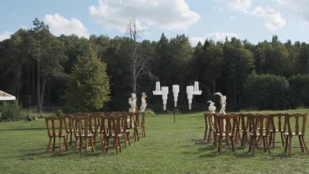 Udendørs Lysekrone Indretning Med Grønt Græs Skov Kulisse Til Bryllup – Stock-video