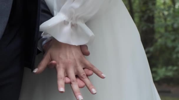Händerna Nygifta Håller Varandra Hårt — Stockvideo
