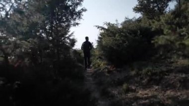 Bir turist dağ boyunca yürür.