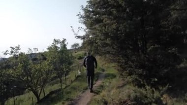 Bir turist dağ boyunca yürür.