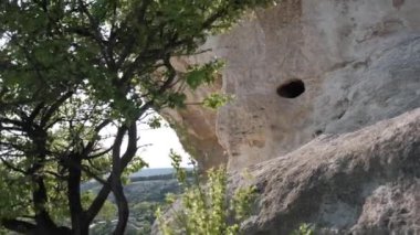 Yazın kayalar. Yeşil dağların panoramik manzarası.