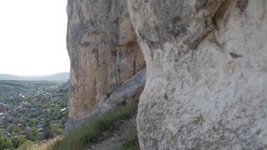 Yazın kayalar. Yeşil dağların panoramik manzarası.