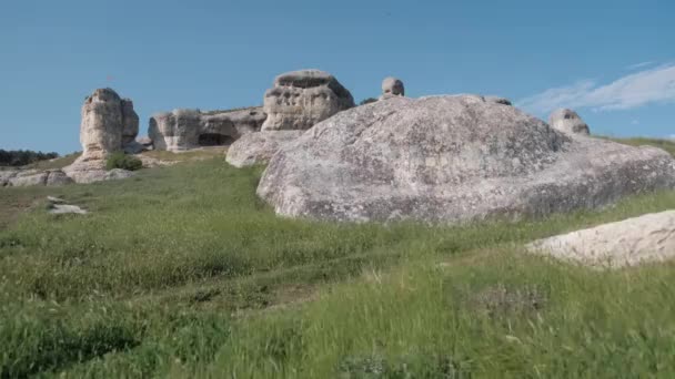 Rocas Verano Vistas Panorámicas Las Verdes Montañas — Vídeo de stock