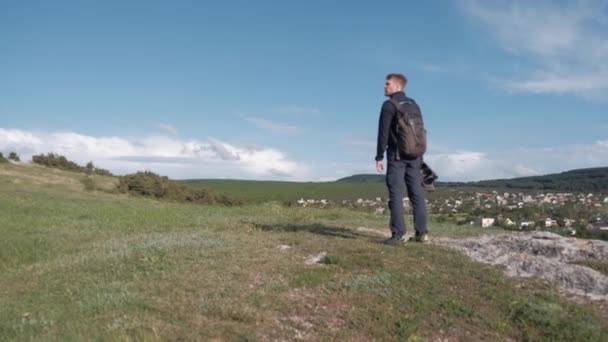 Seorang Turis Berjalan Sepanjang Pegunungan — Stok Video