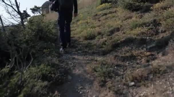 Kaki Seorang Turis Berjalan Pegunungan — Stok Video