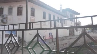Arkasında dağlar olan eski İslami şehir