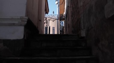 Arkasında dağlar olan eski İslami şehir