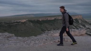 Bir turist dağ boyunca yürür.