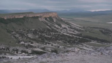 Yazın kayalar. Yeşil dağların panoramik manzarası.