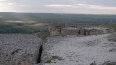 Yazın kayalar. Yeşil dağların panoramik manzarası.