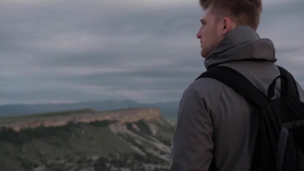Seorang Turis Berjalan Sepanjang Pegunungan — Stok Video