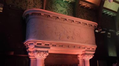  Antika bir binada büyük bir şömine.