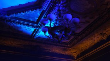 Tavanda fresklerle barok avizesi