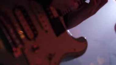  Erkek elleri gitar çalıyor.