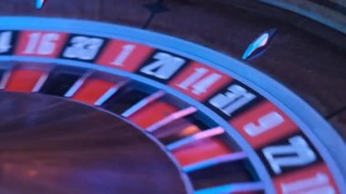 Kumarhane. Riskli adam kumarhanede oynarken tüm fişlerini ortaya koyuyor..