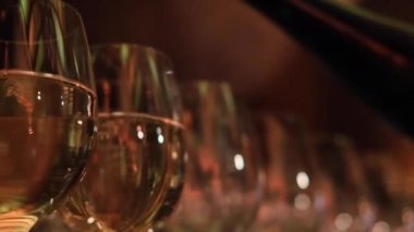 İçki bardaklara doldurulur.