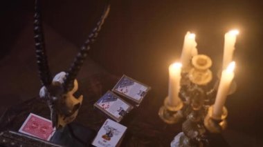 Mum yakan bir şamdan. Korkunç turuncu balkabağı oyulmuş gözler ve yanan mumlarla bir gülümseme.