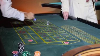 Kumarhane. Riskli adam kumarhanede oynarken tüm fişlerini ortaya koyuyor..