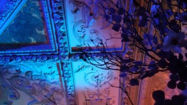  Mavili bir odada mumlar ve çiçeklerle dekorasyon