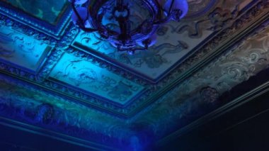 Tavanda fresklerle barok avizesi