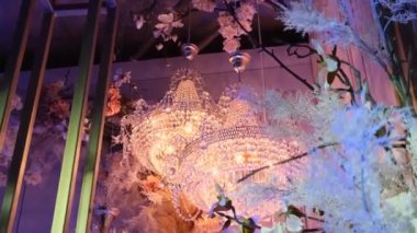 Apartmanda avize var. Dairenin tavanında güzel bir avize..