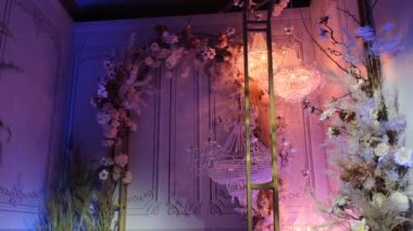 Apartmanda avize var. Dairenin tavanında güzel bir avize..