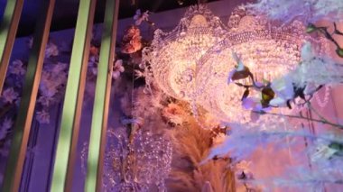 Apartmanda avize var. Dairenin tavanında güzel bir avize..