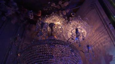 Apartmanda avize var. Dairenin tavanında güzel bir avize..