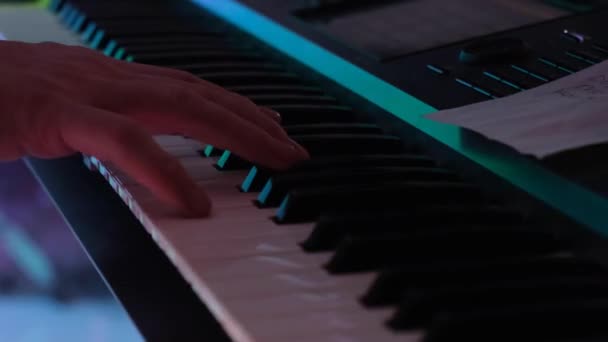 Primo Piano Delle Mani Del Pianista Suonare Professionalmente Pianoforte — Video Stock