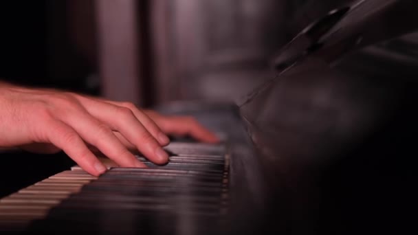 Κοντινό Πλάνο Των Χεριών Του Πιανίστα Παίζουν Επαγγελματικά Πιάνο — Αρχείο Βίντεο