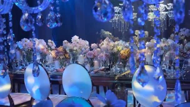 Mesas Banquete Están Decoradas Con Hermosas Flores Vacaciones Emoción Concepto — Vídeo de stock