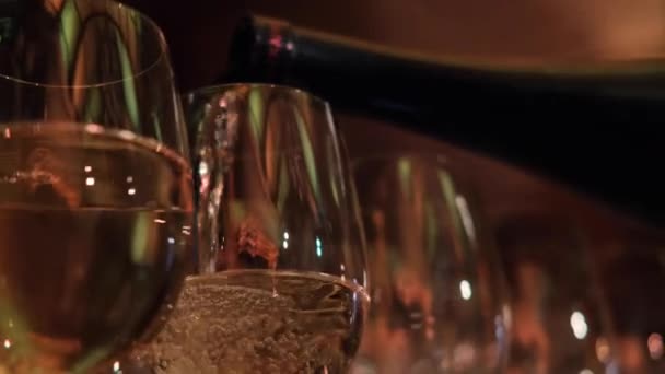 Alcool Est Versé Dans Des Verres Gros Plan — Video