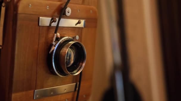 Vintage Camera Wooden Man Pečlivě Starý Retro Fotoaparát Nastavuje Objektiv — Stock video