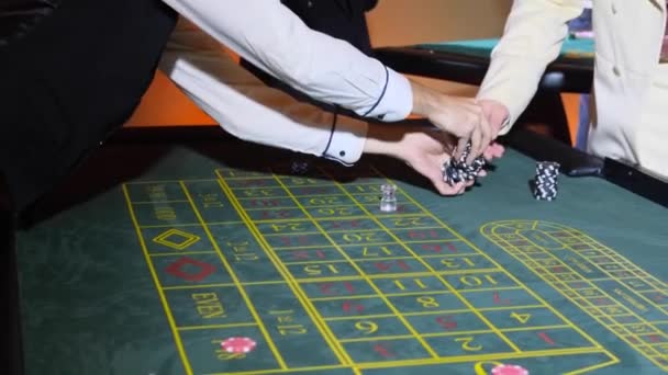 Καζίνο Επικίνδυνος Άνθρωπος Που Στοιχηματίζει Όλα Chips Ενώ Παίζει Στο — Αρχείο Βίντεο