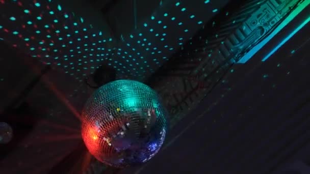 Disco Ball Spinning Sin Costuras Con Bengalas — Vídeo de stock