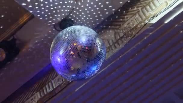 Disco Ball Spinning Smidigt Med Facklor — Stockvideo