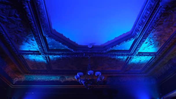 Lustre Baroque Contre Plafond Avec Fresques — Video