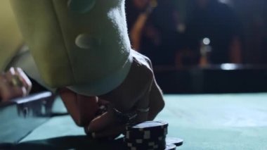 Kumarhane. Riskli adam kumarhanede oynarken tüm fişlerini ortaya koyuyor..