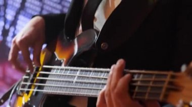 Erkek elleri gitar çalıyor.