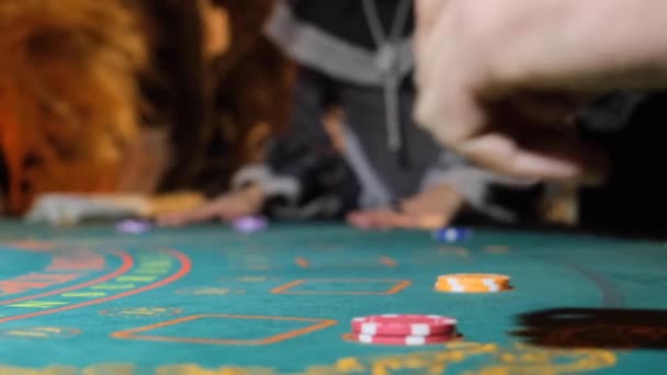 Kasino Riskantní Muž Sázení Všechny Žetony Při Hraní Kasinu — Stock video