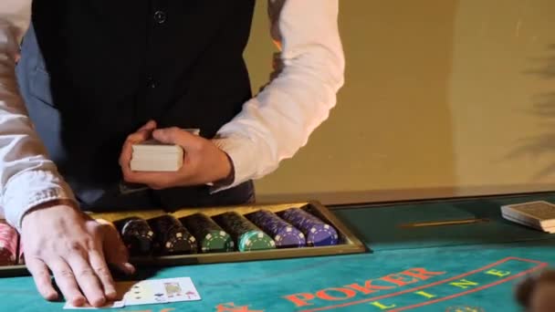 Casino Homem Arriscado Apostando Todas Fichas Enquanto Joga Cassino — Vídeo de Stock
