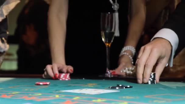 Een Casino Riskante Man Wedden Alle Chips Tijdens Het Spelen — Stockvideo